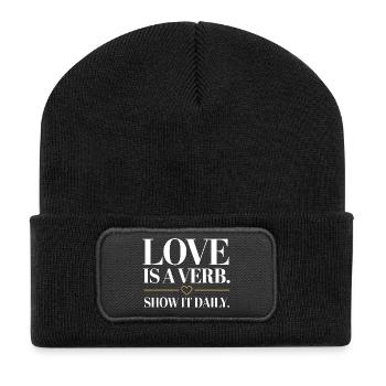 Love Is A Verb. Show It Daily. Romantischer Spruch - Recycelte Patch Beanie - Schwarz - Vorne