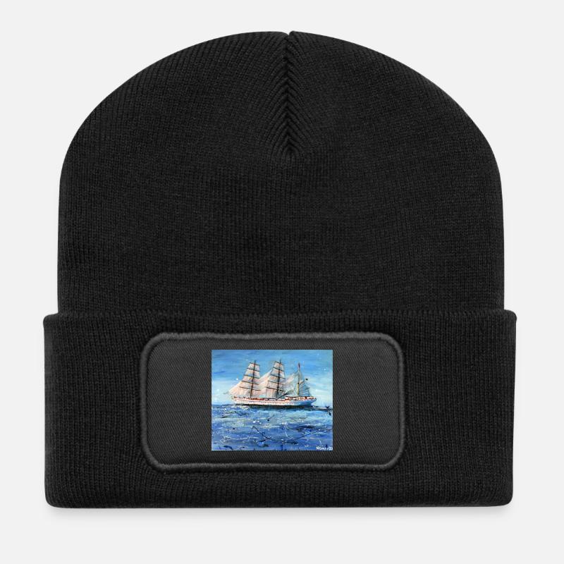 Gorch Fock Segelschiff auf stürmischem Meer - Recycelte Patch Beanie - Schwarz