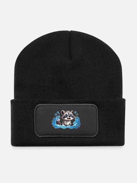 Kleiner Waschbär beim Planschen - Recycelte Patch Beanie - Schwarz
