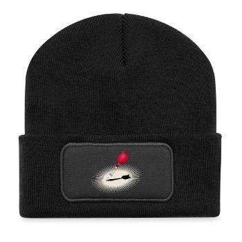 Detailliertes Dartpfeil-Motiv in Rot mit Schatten - Recycelte Patch Beanie - Schwarz - Vorne