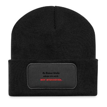 Nicht Unterschätzen Realistische Botschaft - Recycelte Patch Beanie - Schwarz - Vorne
