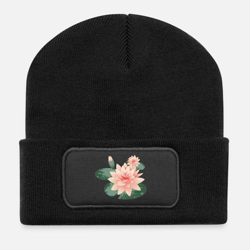 Zwei Seerosenblüten mit Knospe im Seerosenteich - Recycelte Patch Beanie - Schwarz