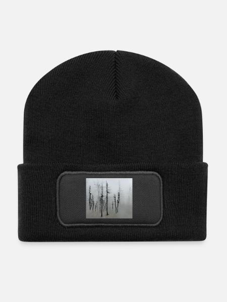 Totholzfichten_im_Nebel - Recycelte Patch Beanie - Schwarz