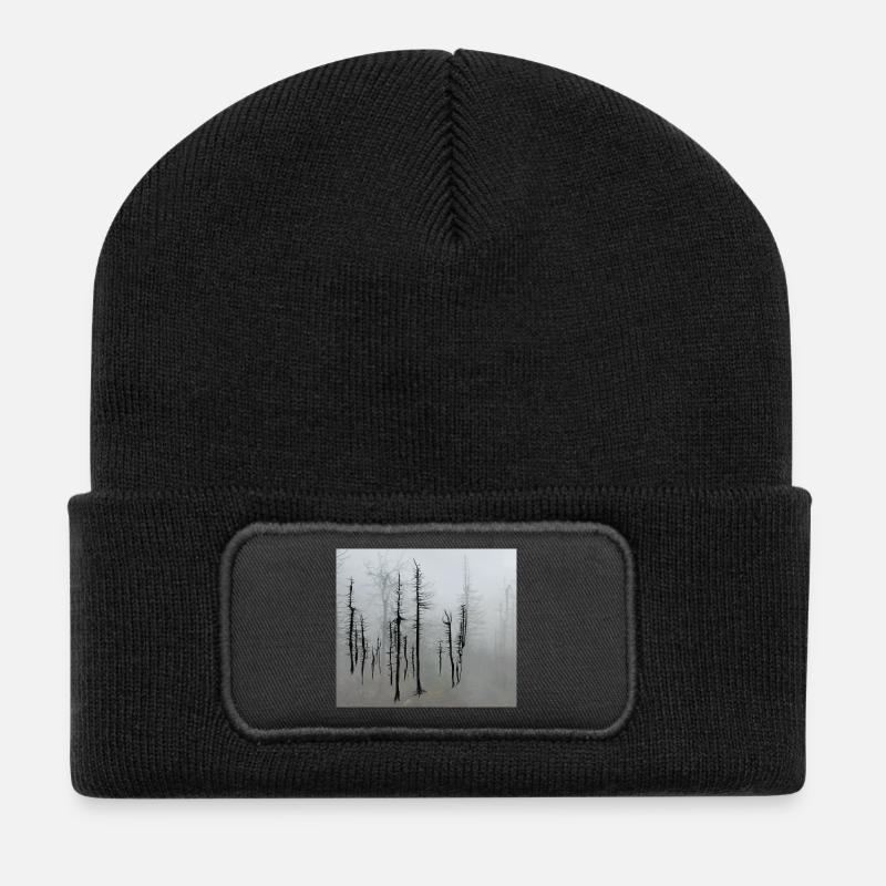 Totholzfichten_im_Nebel - Recycelte Patch Beanie - Schwarz