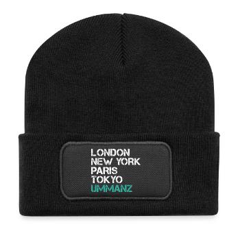 Ostsee Urlaub LONDON NEW YORK PARIS TOKYO Lustig - Recycelte Patch Beanie - Schwarz - Vorne