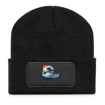 Dynamische Surf Illustration auf kraftvoller Welle - Recycelte Patch Beanie - Schwarz - Vorne