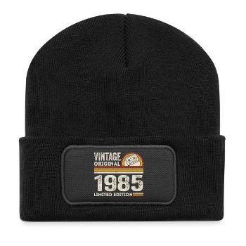 Jahrgang 1985 Kassette 1985 - 40. Jubiläum 1985 - Recycelte Patch Beanie - Schwarz - Vorne