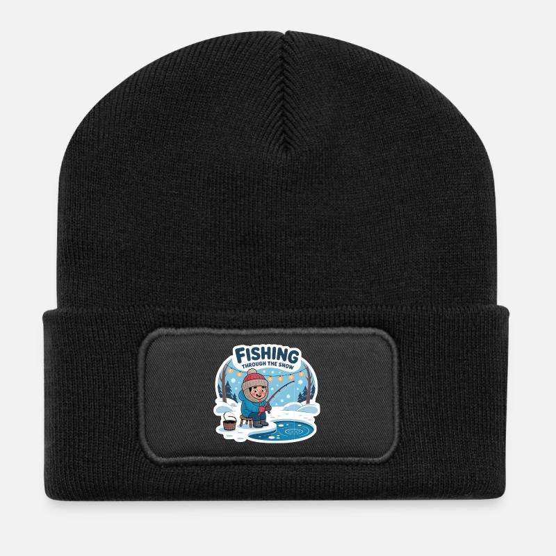 Fishing Through The Snow Eisfischen Winter Angeln - Recycelte Patch Beanie - Schwarz