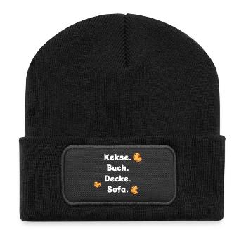 Kekse. Buch. Decke. Sofa. - Recycelte Patch Beanie - Schwarz - Vorne