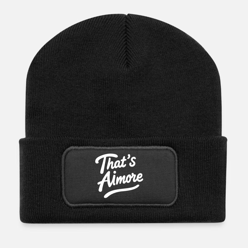 „That’s AiMore“ Wortspiel-Shirt Weiß - Recycelte Patch Beanie - Schwarz