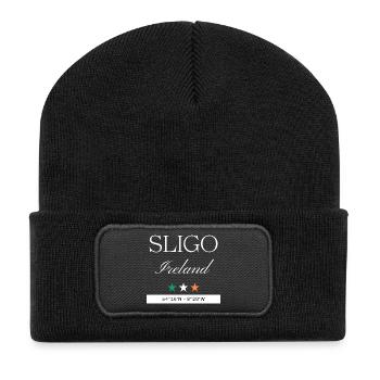 Sligo Irland Souvenir – Reise minimalistisch - Recycelte Patch Beanie - Schwarz - Vorne