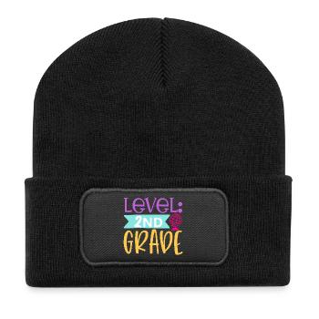 Level 2. Klasse Freigeschaltet - Schulanfang - Recycelte Patch Beanie - Schwarz - Vorne