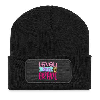 Stufe 3. Klasse freigeschaltet – Zurück zur Schule - Recycelte Patch Beanie - Schwarz - Vorne