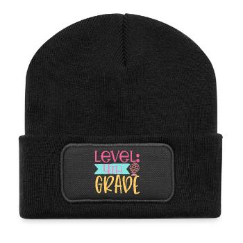 Stufe 4. Klasse - Recycelte Patch Beanie - Schwarz - Vorne