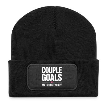 Couple Goals. Matching Energy. Romantischer Spruch - Recycelte Patch Beanie - Schwarz - Vorne