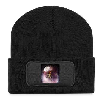 Kleine Fee auf einer Schaukel mit Libelle - Recycelte Patch Beanie - Schwarz - Vorne
