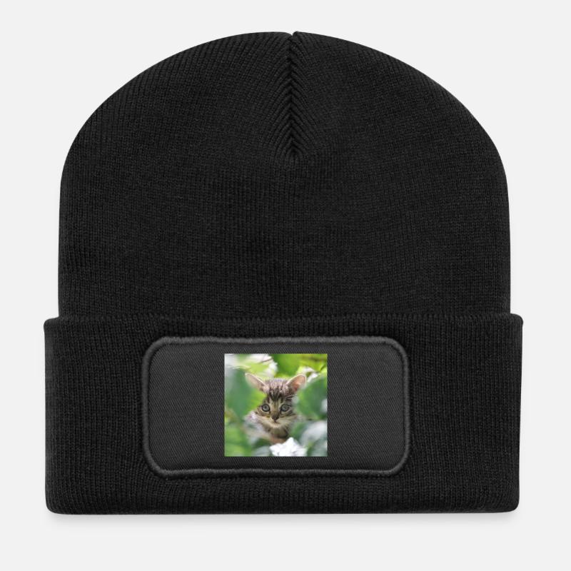 Schüchternes aber neugieriges Kätzchen - Recycelte Patch Beanie - Schwarz