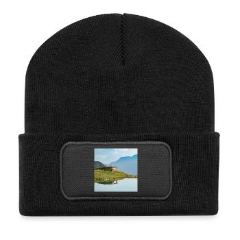 Hauerseehütte mit Bergsee und Alpenpanorama - Recycelte Patch Beanie - Schwarz - Vorne