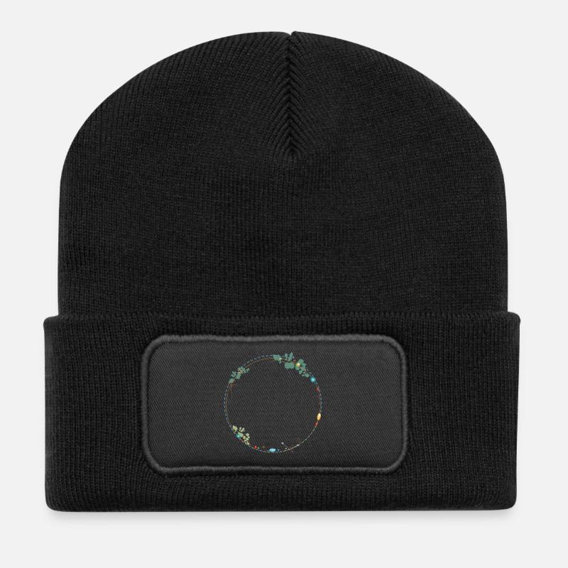 zarter Rahmen aus Ethno Symbolen - Recycelte Patch Beanie - Schwarz
