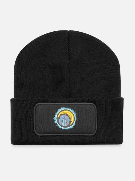 Abstraktes Surfer Motiv auf Farbiger Kulisse - Recycelte Patch Beanie - Schwarz