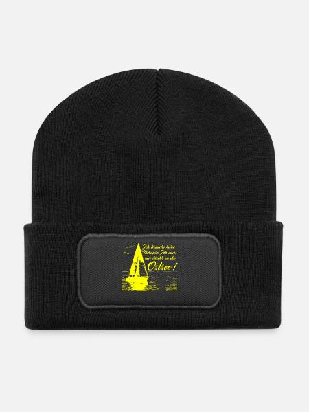Keine Therapie ich muss nur wieder an die Ostsee - Recycelte Patch Beanie - Schwarz