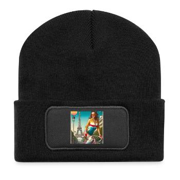 Schönes junges Mädchen fährt Fahrrad vor dem Eiffelturm - Recycelte Patch Beanie - Schwarz - Vorne