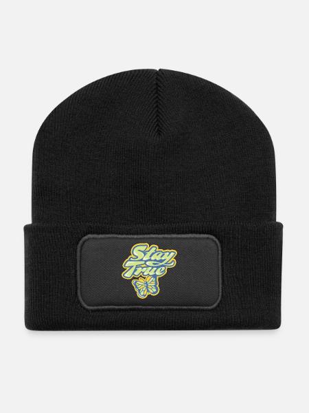 Stay True – Pastell Schriftzug - Recycelte Patch Beanie - Schwarz