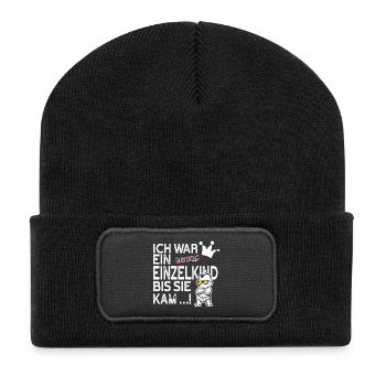 Einzelkind war gestern – Schwester kam! - Recycelte Patch Beanie - Schwarz - Vorne