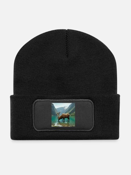 Alpenhirsch am ruhigen See - Recycelte Patch Beanie - Schwarz