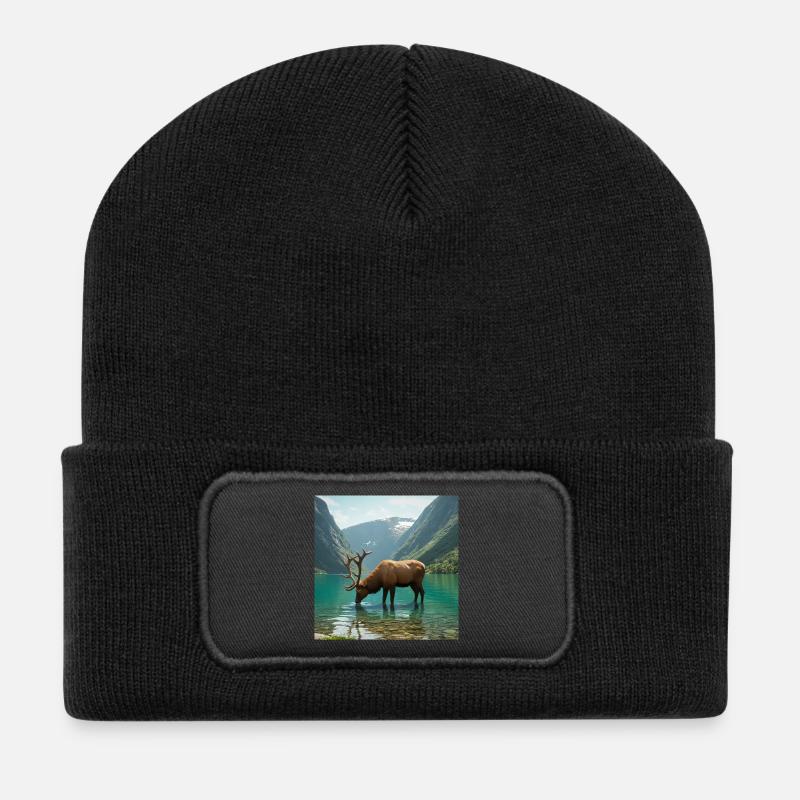 Alpenhirsch am ruhigen See - Recycelte Patch Beanie - Schwarz