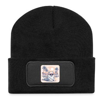 Zwergspitzer Hund mit Brille am Strand - Recycelte Patch Beanie - Schwarz - Vorne