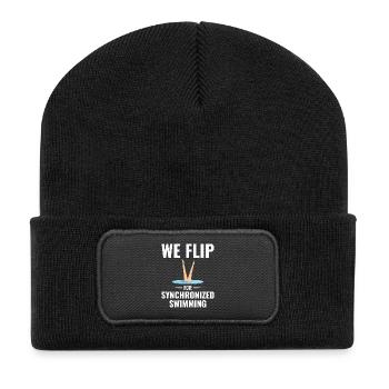 Wir drehen fürs Synchronschwimmen - Recycelte Patch Beanie - Schwarz - Vorne