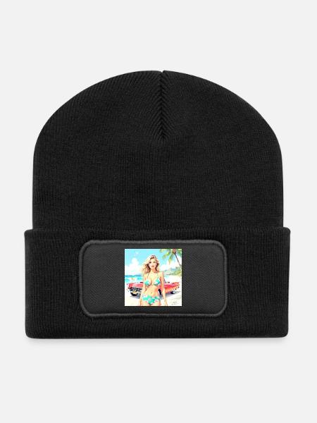 Frau am Strand mit Oldtimer - Recycelte Patch Beanie - Schwarz