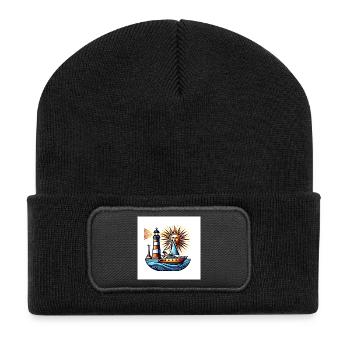 Leuchtturm am Meer mit Sonne und Segelboot - Recycelte Patch Beanie - Schwarz - Vorne