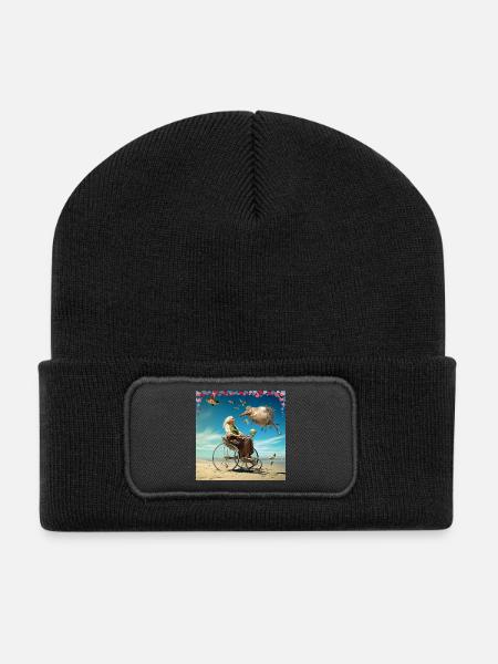 Surrealistische Traumwelt Seniorin im Rollstuhl - Recycelte Patch Beanie - Schwarz