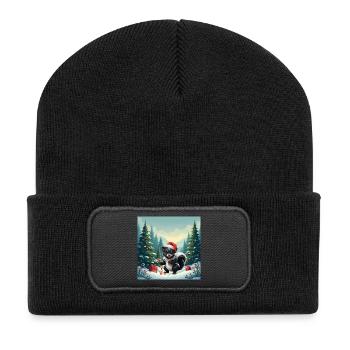 Weihnachtsstinktier im verschneiten Wald - Recycelte Patch Beanie - Schwarz - Vorne