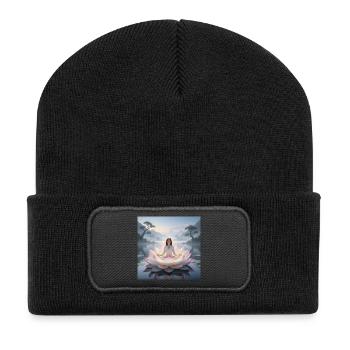 Femme méditant sur une fleur de lotus ouverte - Beanie recyclé à patch - noir - Devant