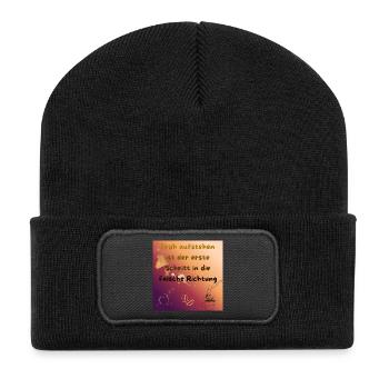 Früh aufstehen ist der falsche Schritt - Recycelte Patch Beanie - Schwarz - Vorne