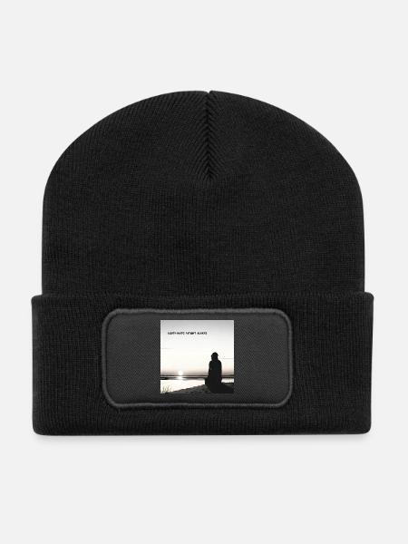 Der Tod wartet immer auf den Patienten - Recycelte Patch Beanie - Schwarz