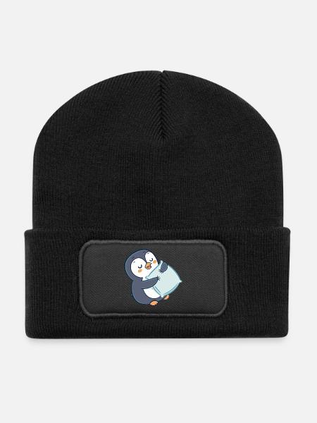Pinguin kuschelt auf Kissen - Recycelte Patch Beanie - Schwarz