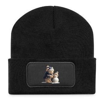 Un ours en peluche avec chapeau et écharpe construit un bonhomme de neige - Beanie recyclé à patch - noir - Devant
