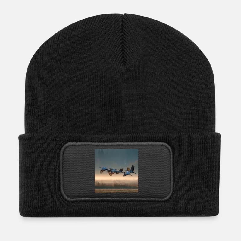 Graue Kraniche Morgennebel Zugvögel Golden Light - Recycelte Patch Beanie - Schwarz