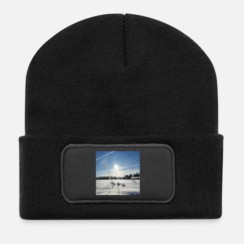 Das Leuchten der Sonne an einem verschneiten Morgen - Recycelte Patch Beanie - Schwarz