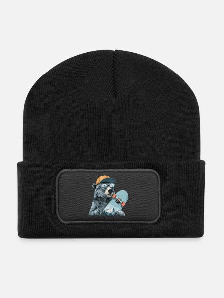 Bär Skater mit Bergreflexion - Recycelte Patch Beanie - Schwarz