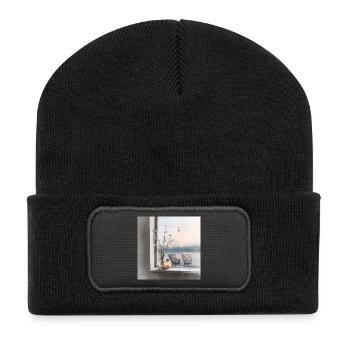 Ein ruhiger Ort am Wasser - Recycelte Patch Beanie - Schwarz - Vorne