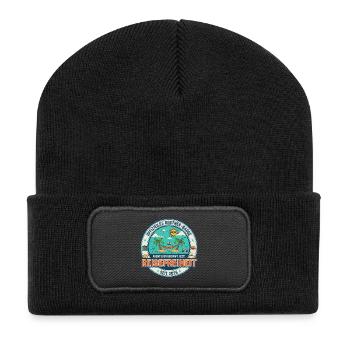 Reisefreiheit seit 2026 – Rentner Badge - Recycelte Patch Beanie - Schwarz - Vorne