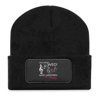 Kapellmeisterin im Einsatz – Taktstock - Recycelte Patch Beanie - Schwarz - Vorne