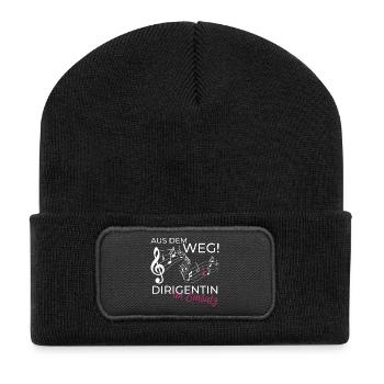 Dirigentin im Einsatz: Aus dem Weg - Recycelte Patch Beanie - Schwarz - Vorne