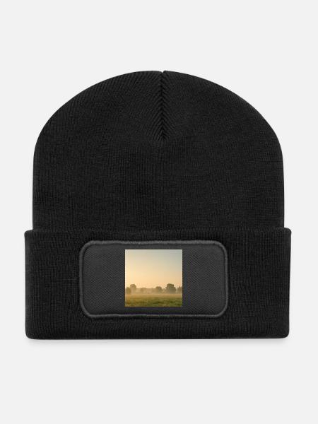 Brouillard matinal sur la prairie dorée - Beanie recyclé à patch - noir
