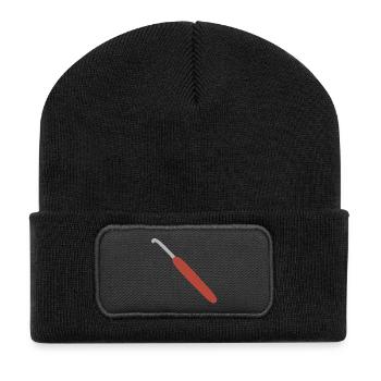 Häkelhaken mit rotem Griff - Recycelte Patch Beanie - Schwarz - Vorne